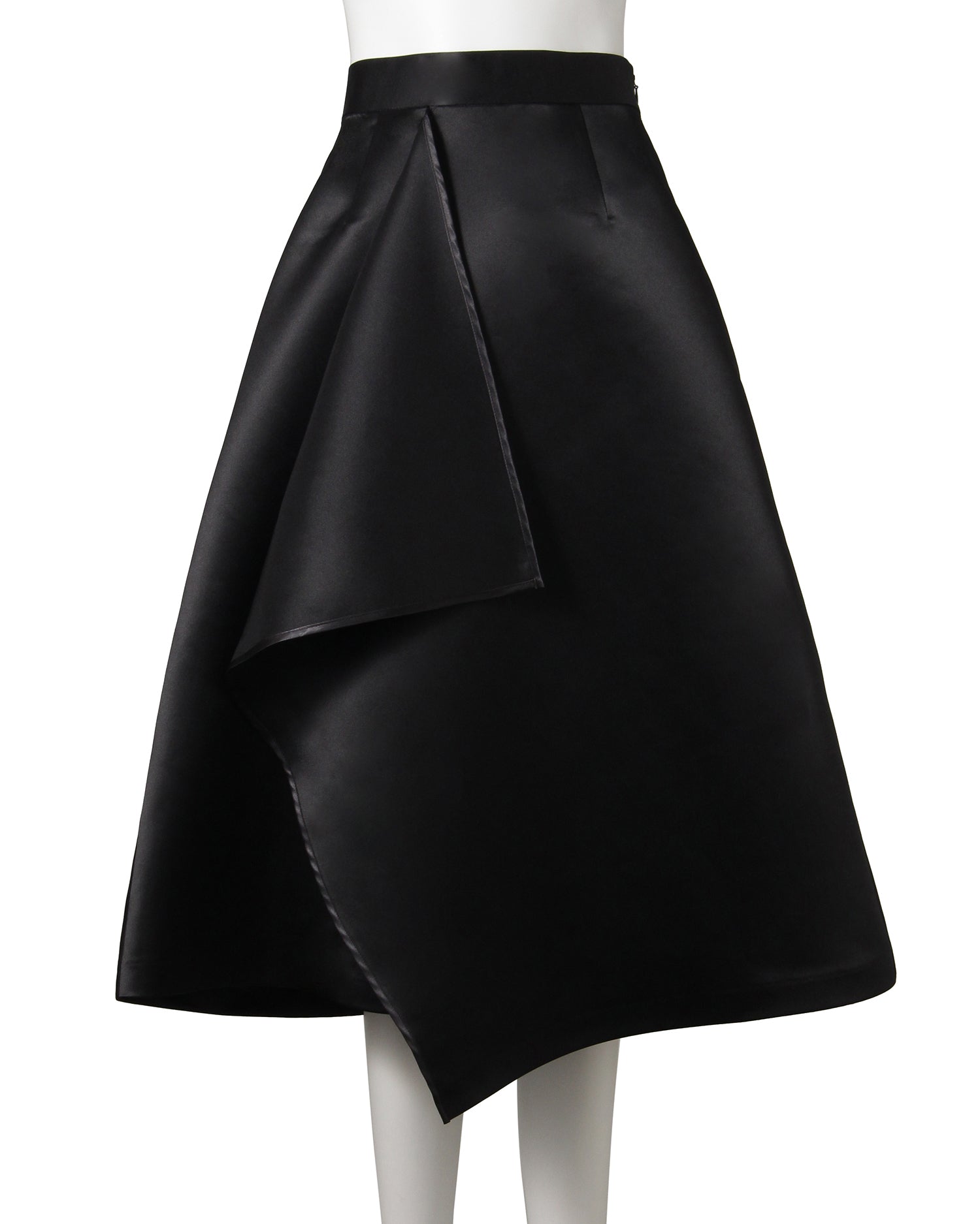 Asymmetrical satin skirt &lt;Black&gt;
