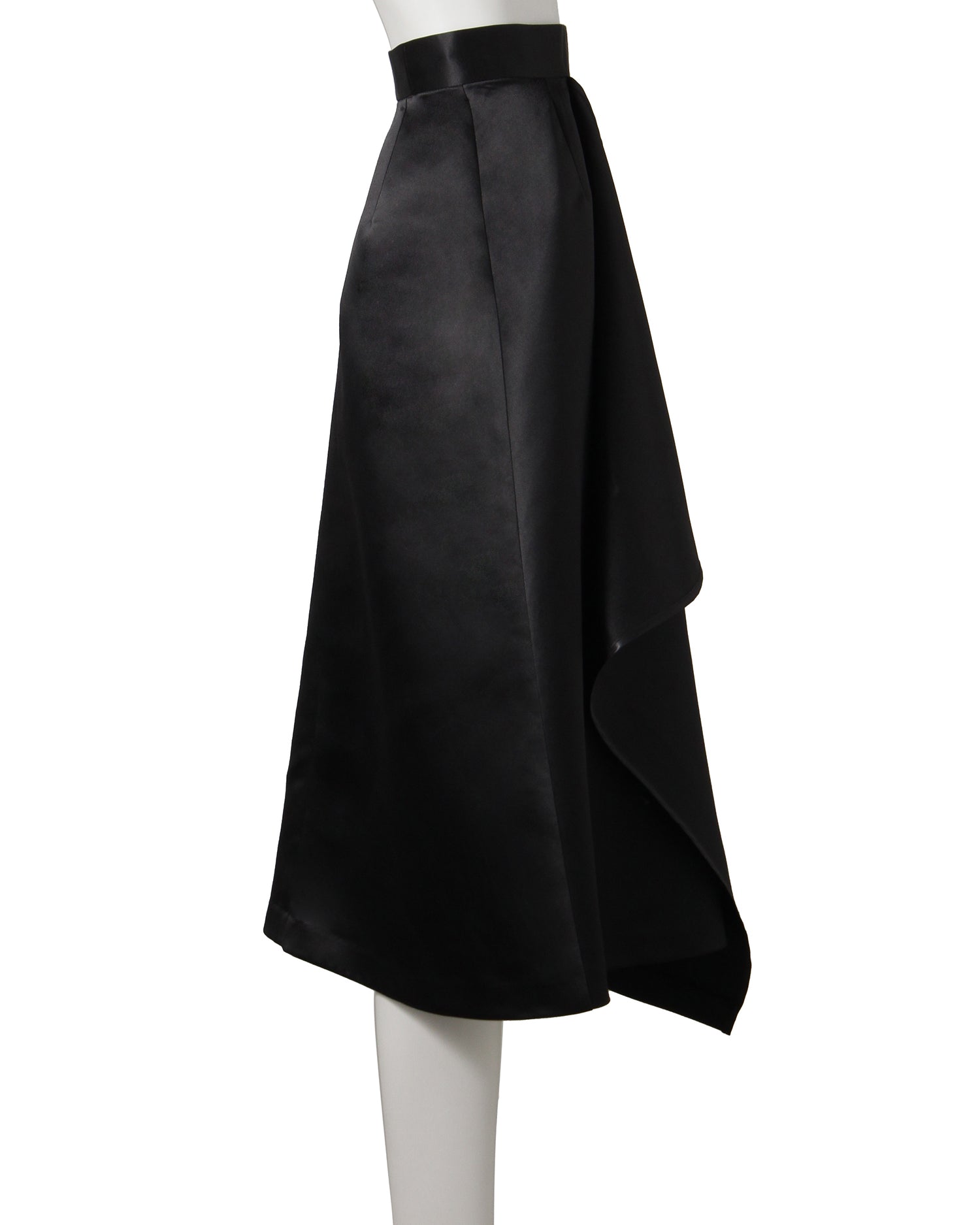 Asymmetrical satin skirt &lt;Black&gt;