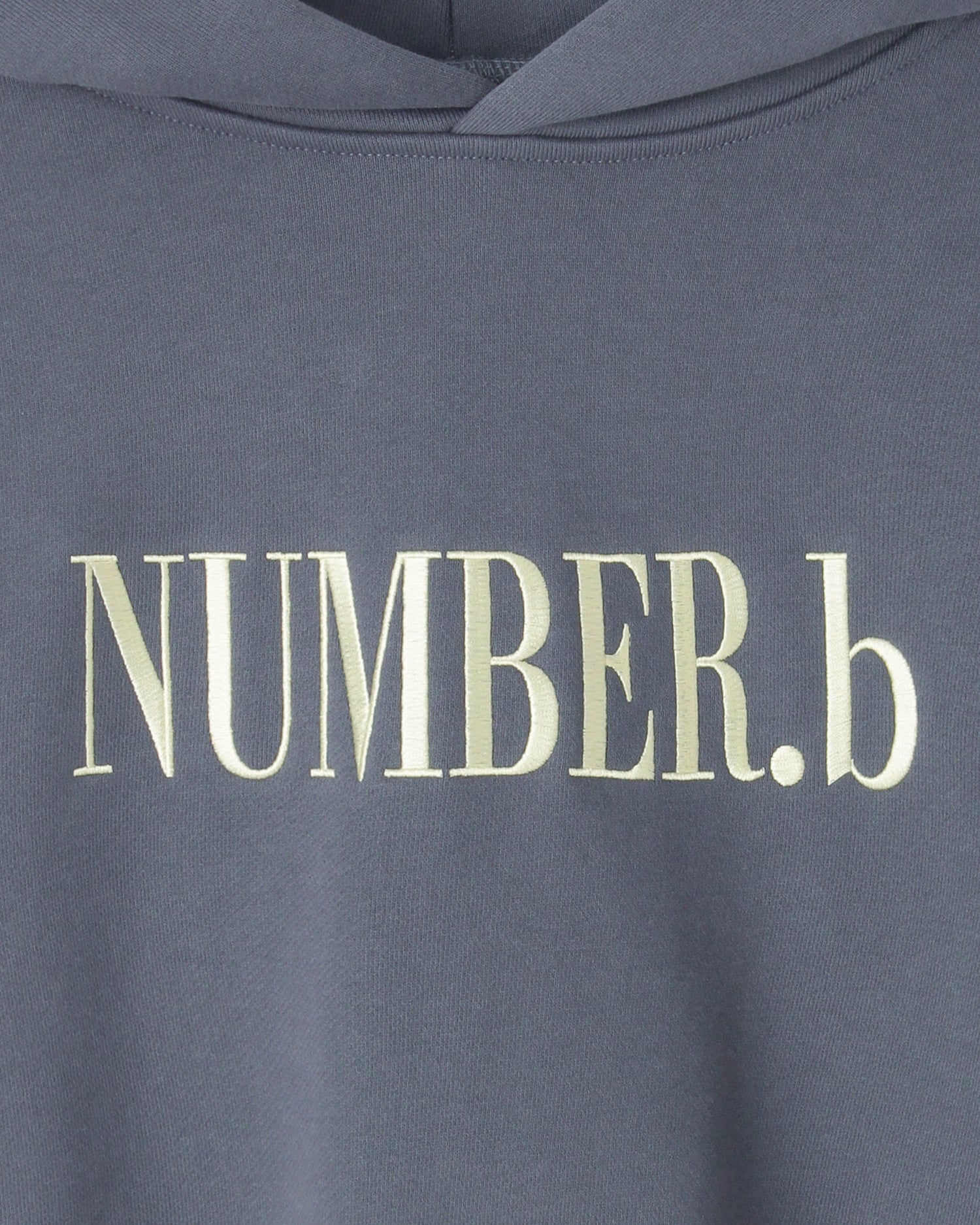 【POP UP STORE先行販売】NUMBER.b ロゴパーカ(刺繍)<ブルーグレー>