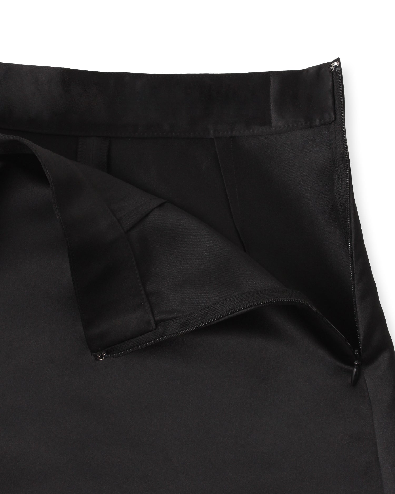 Asymmetrical satin skirt &lt;Black&gt;