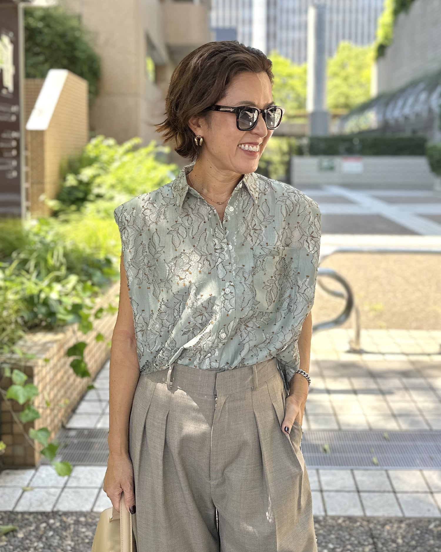 Lace sleeveless blouse (khaki)