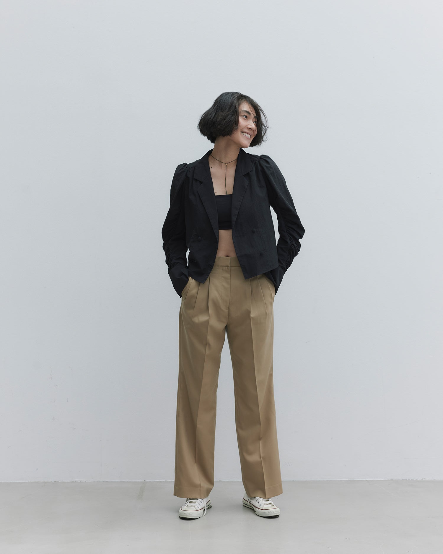 Semi-wide pleated pants &lt;camel&gt;