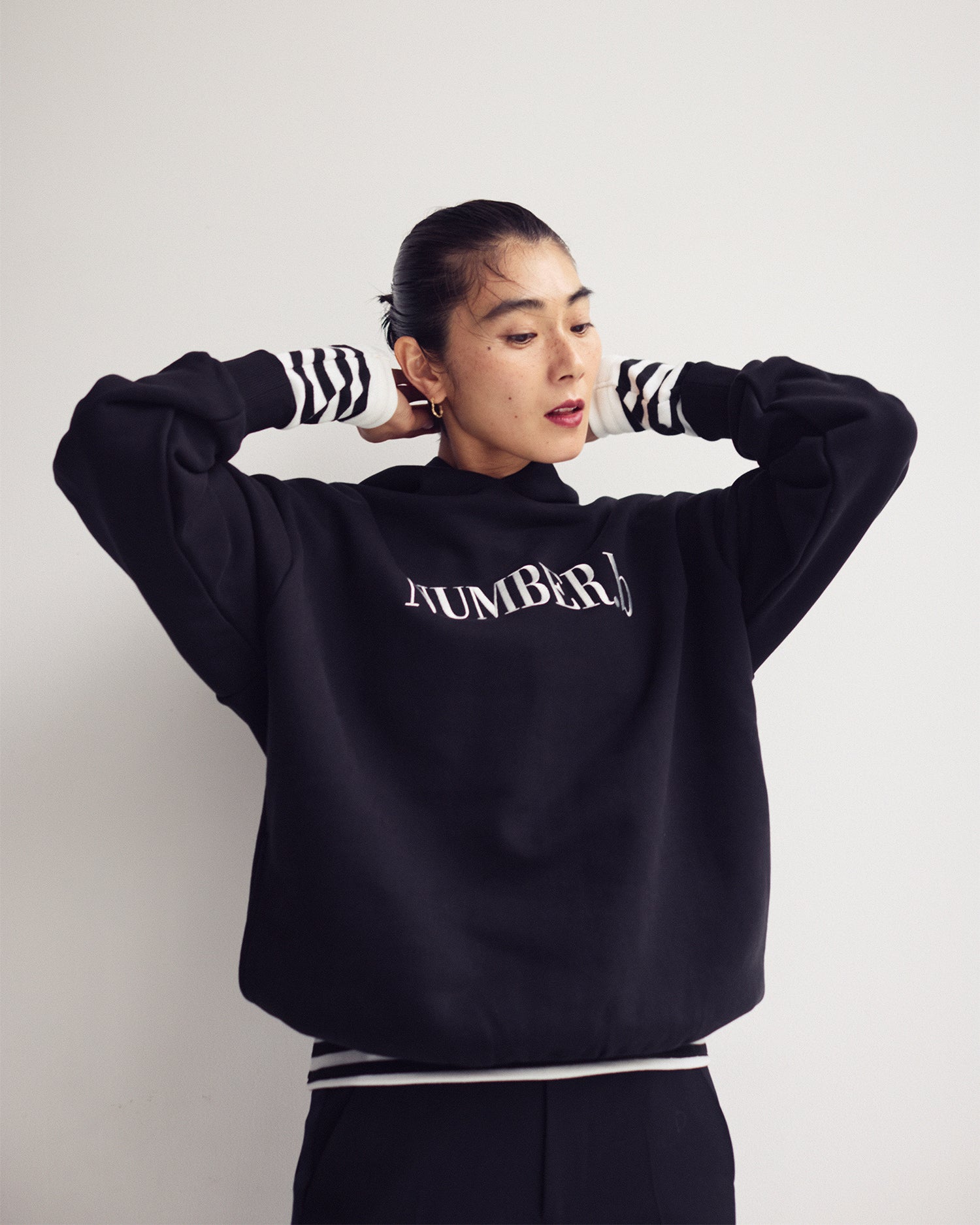 NUMBER.b ロゴパーカ（刺繍）＜ブラック＞ – AMARC LIFE STORE