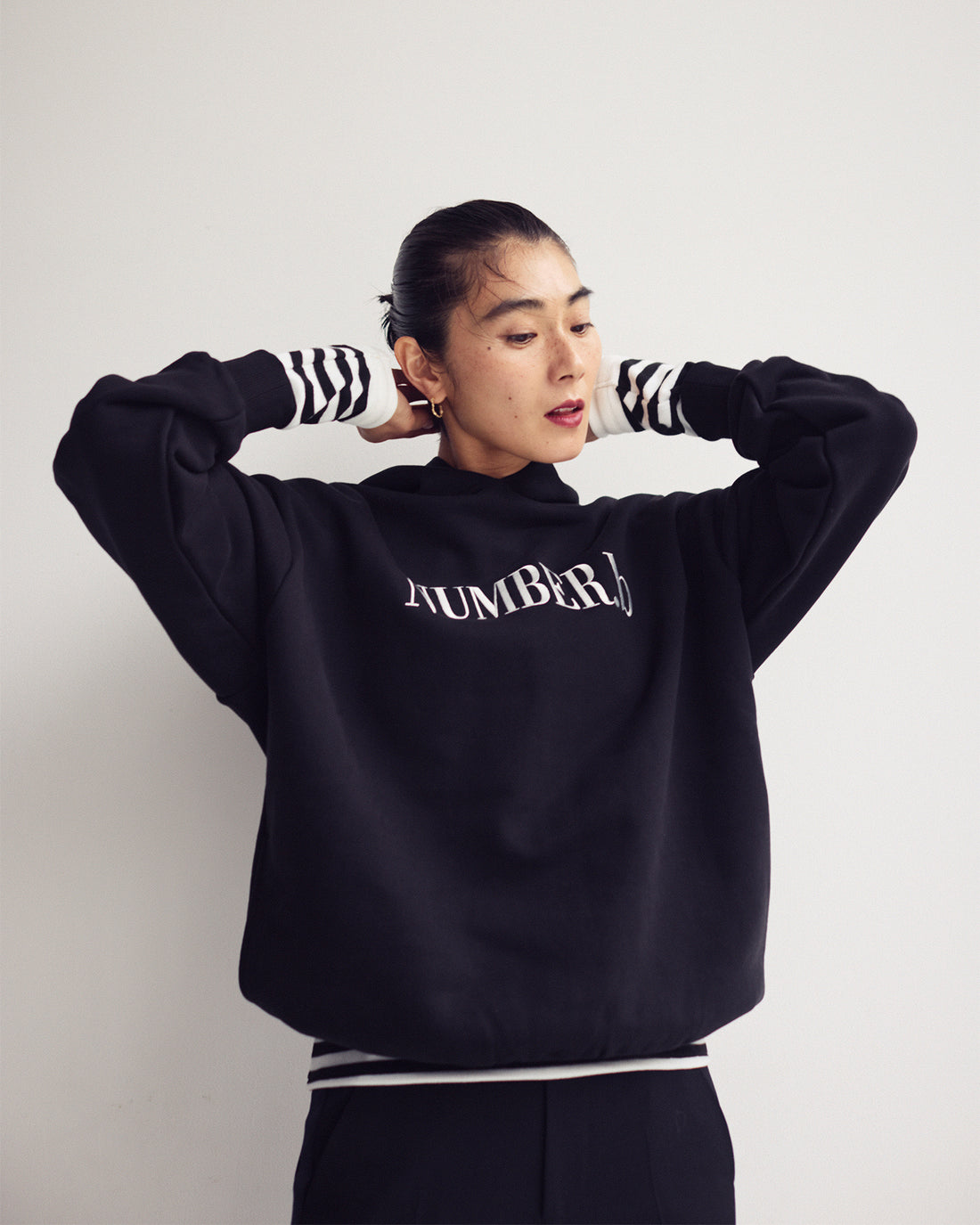 【POP UP STORE先行販売】NUMBER.b ロゴパーカ（刺繍）＜ブラック＞