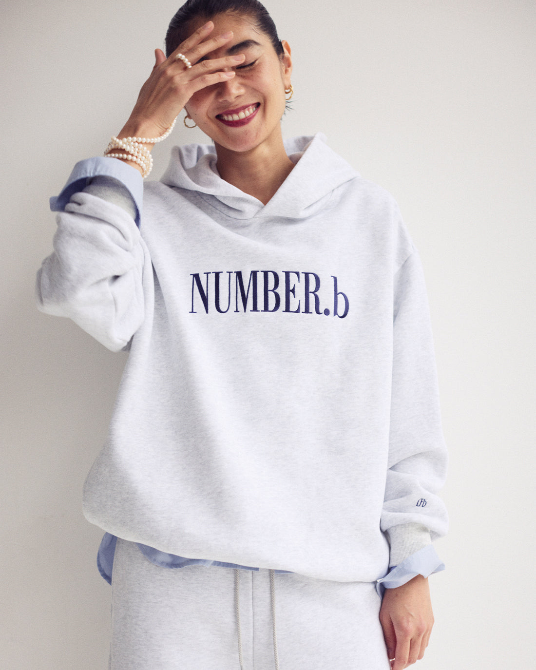 【POP UP STORE先行販売】NUMBER.b ロゴパーカ（刺繍）＜ライトグレー＞