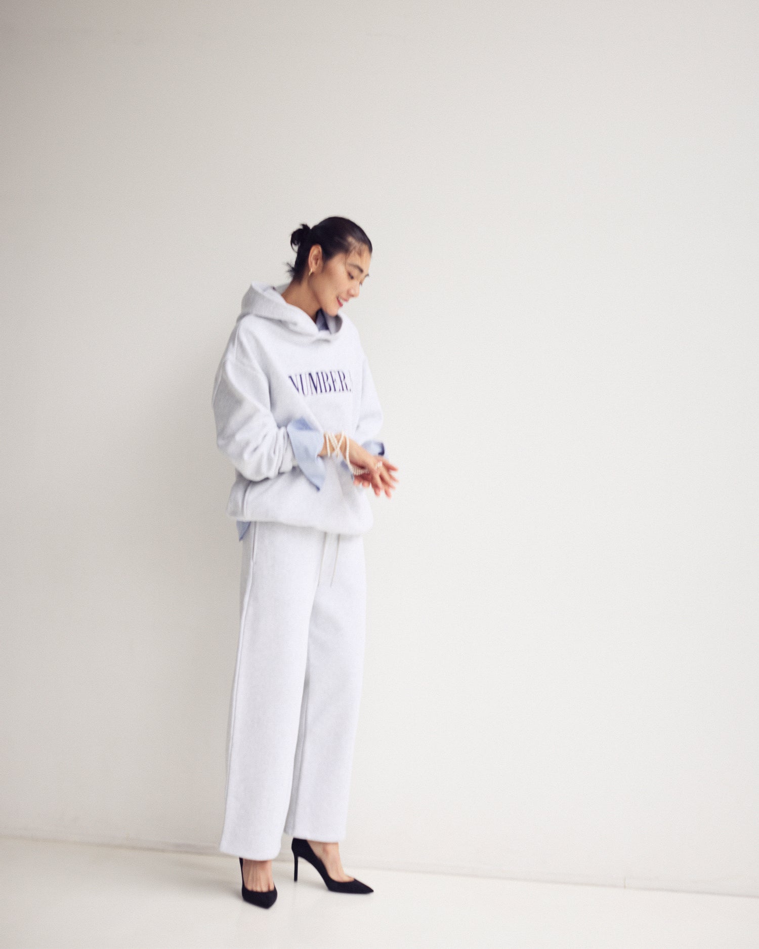 NUMBER.b ロゴパーカ（刺繍）＜ライトグレー＞ – AMARC LIFE STORE