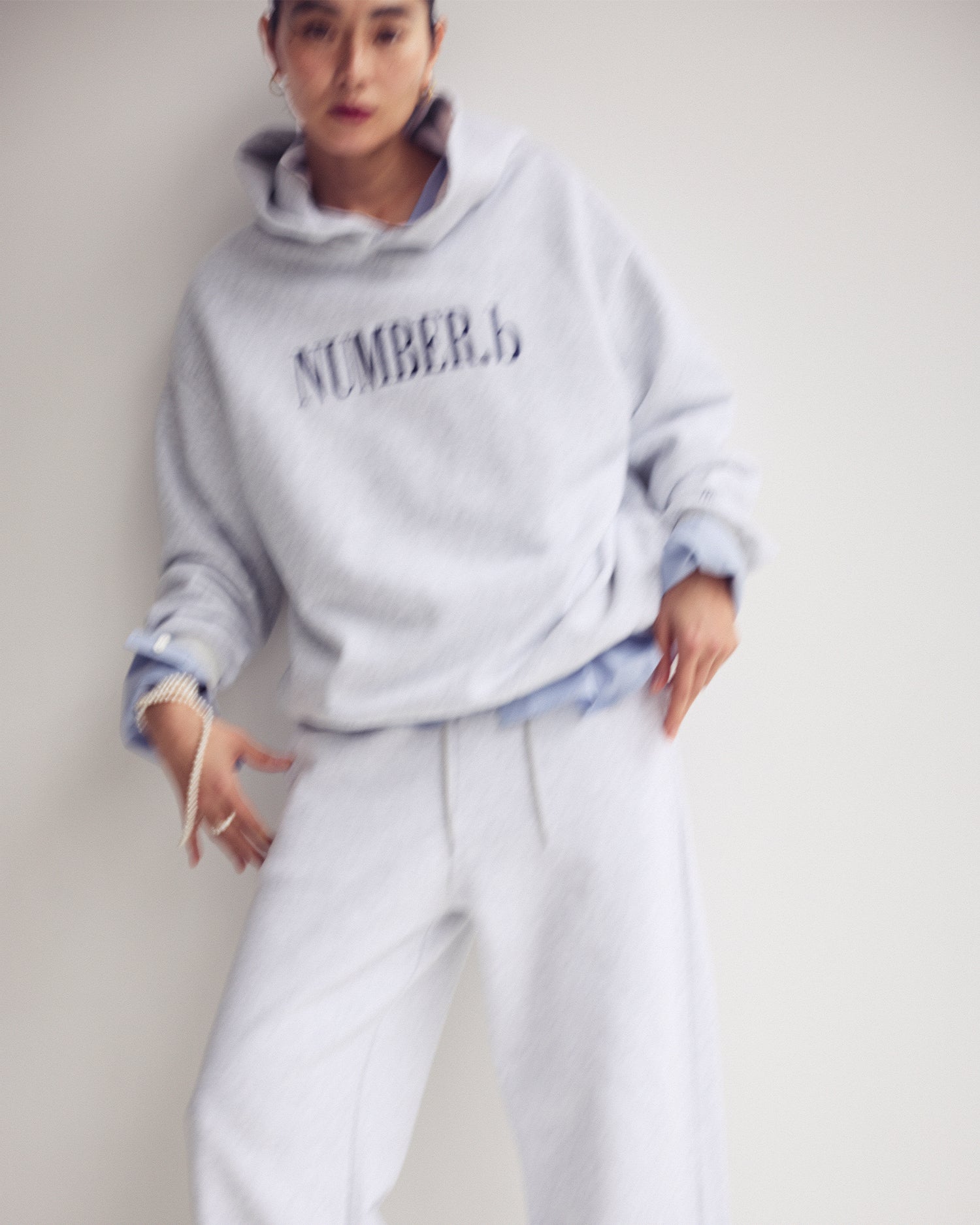 NUMBER.b ロゴパーカ（刺繍）＜ライトグレー＞ – AMARC LIFE STORE