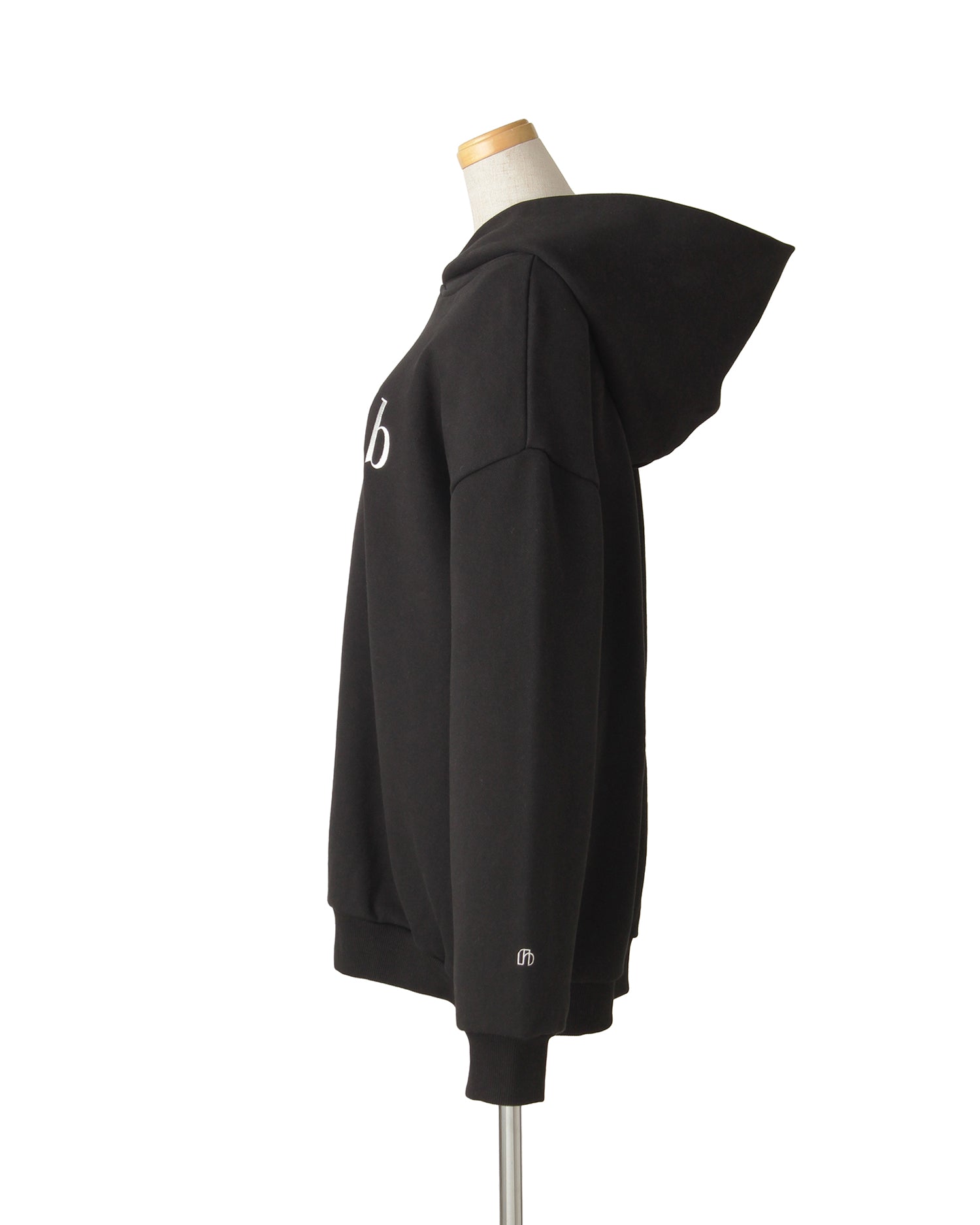 【POP UP STORE先行販売】NUMBER.b ロゴパーカ（刺繍）＜ブラック＞