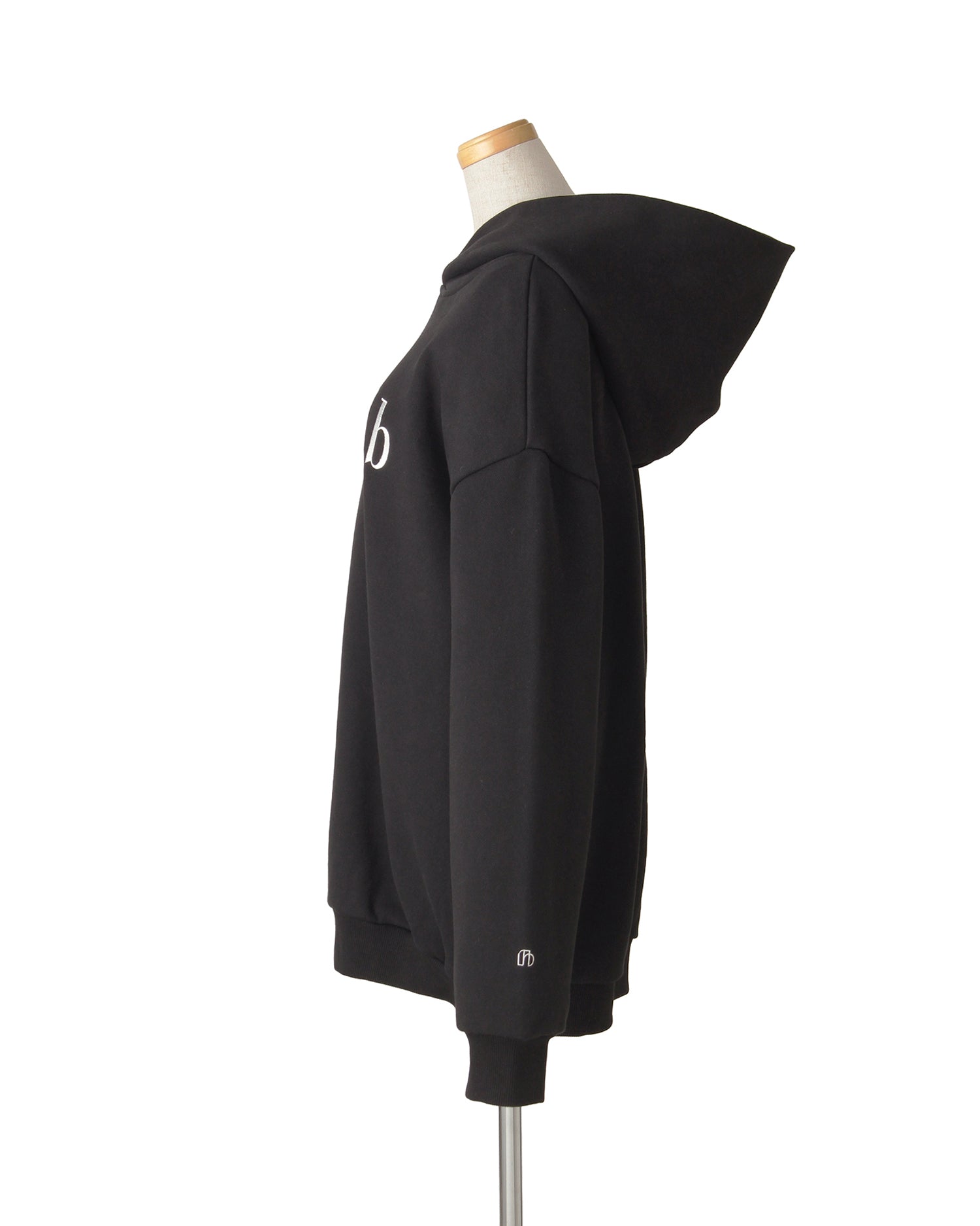 【POP UP STORE先行販売】NUMBER.b ロゴパーカ（刺繍）＜ブラック＞