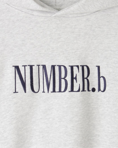 【POP UP STORE先行販売】NUMBER.b ロゴパーカ（刺繍）＜ライトグレー＞