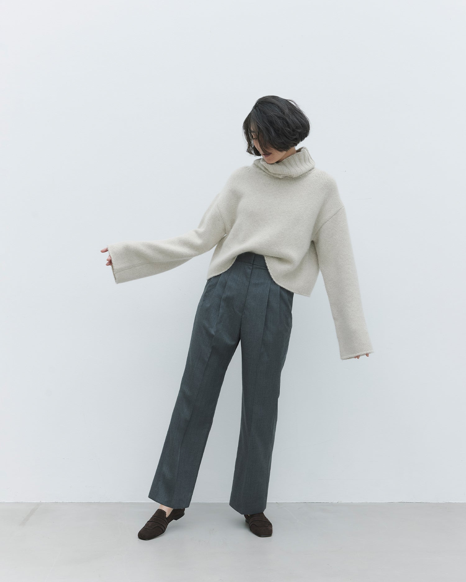 Semi-wide tuck pants (gray)